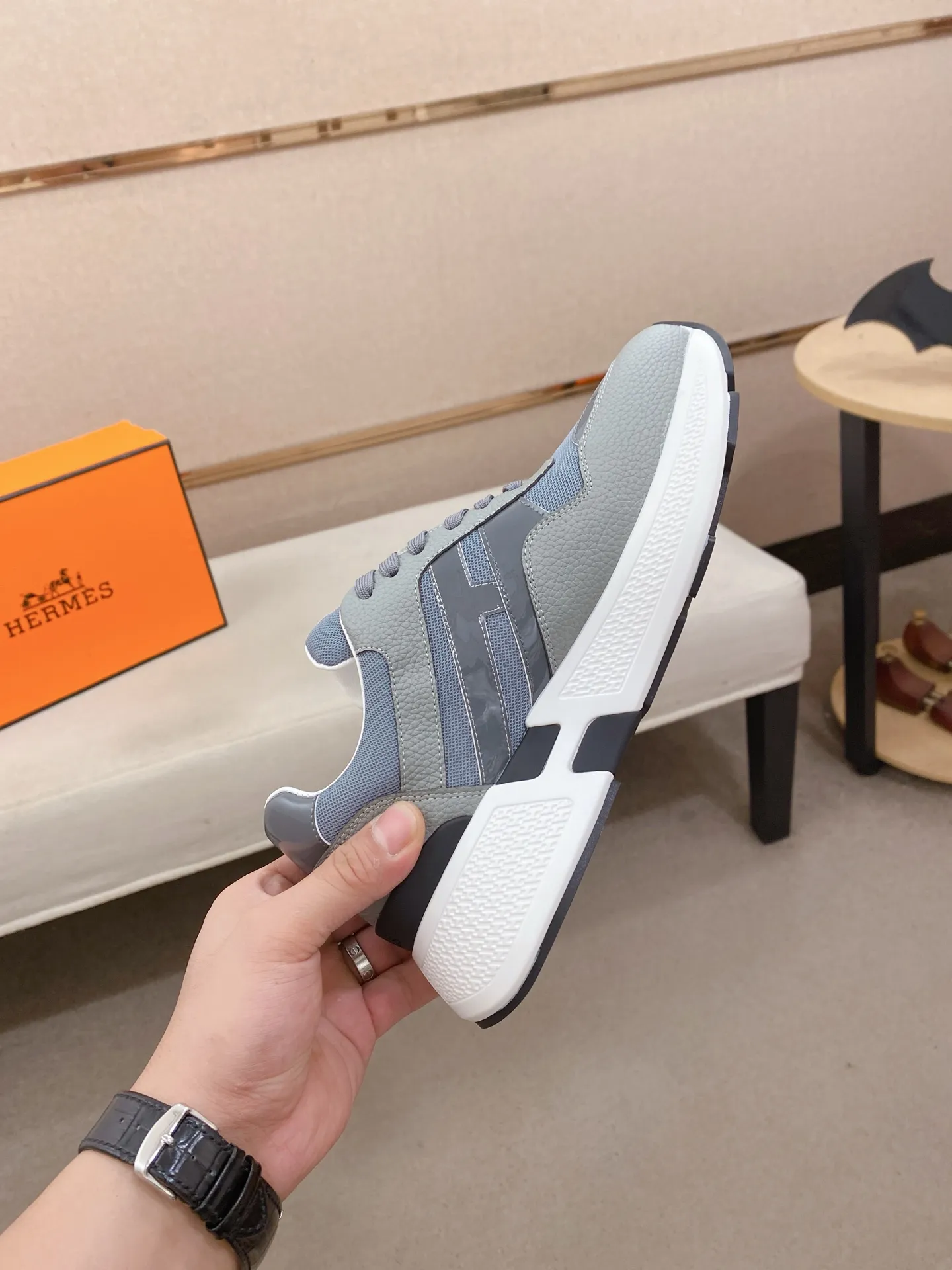 Factory price: 560💰《HERMES》【Classic Original Version】Hermès; Top 🔝 Purchasing Agency 🔍🔍Men's latest 🇺🇸 counters are on sale simultaneously, imported from Italy original ▲▲cowhide ▲▲ (high-end, nobility, class) ) Exquisite workmanship (Italian 🇮🇹 imported water-dyed 🐂 cowhide lining) sole: original sole provided by the original factory, ⚠️exclusive double-layer activity·TPR·rubber·combined molded outsole; super comfortable·wear-resistant·non-slip·environmental protection The real thing is more beautiful if you take the real thing (high quality, follow the order). You can enter and exit the counter at will * Number of yards: 38-44 (45 can be customized and cannot be returned or exchanged)